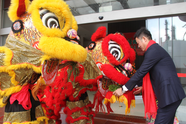 千秋偉業(yè)添錦繡 萬(wàn)里鵬程展宏圖 —— 常青樹舞獅獻(xiàn)瑞賀新春，歡天喜地迎開工！