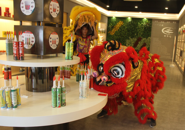 千秋偉業(yè)添錦繡 萬(wàn)里鵬程展宏圖 —— 常青樹舞獅獻(xiàn)瑞賀新春，歡天喜地迎開工！